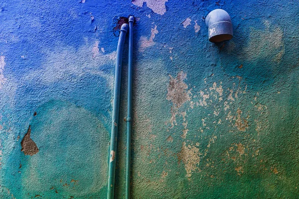 Eine Zerkratzte Blau Grüne Wand Mit Rohren — Stockfoto