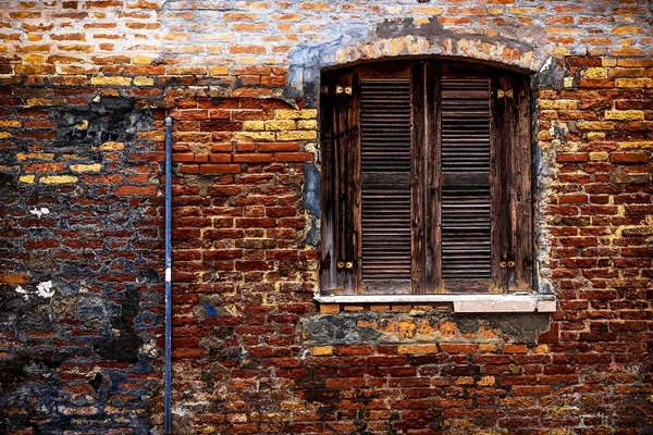 Une Fenêtre Avec Des Volets Bruns Rayés Dans Mur Briques — Photo