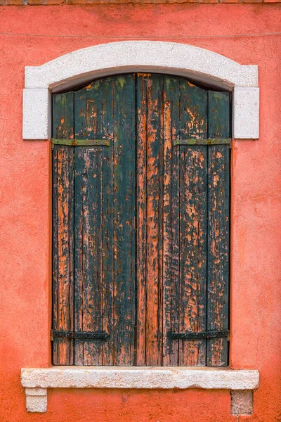 Revêtements Fenêtres Vertes Sur Les Murs Orange — Photo