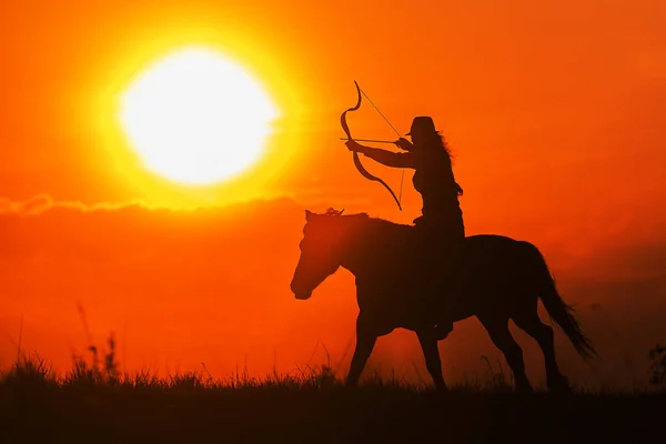 Silhouette Eines Reiters Mit Pferd Und Verbeugung Vor Der Sonne — Stockfoto