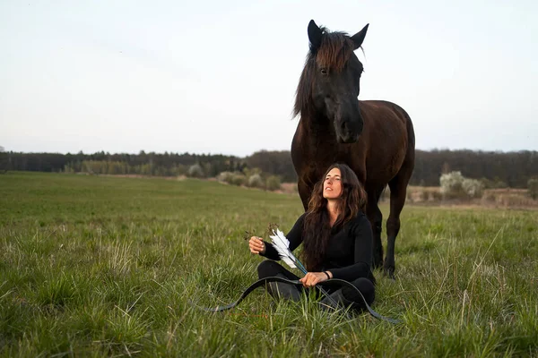 Ung Kvinna Som Sitter Sin Häst — Stockfoto