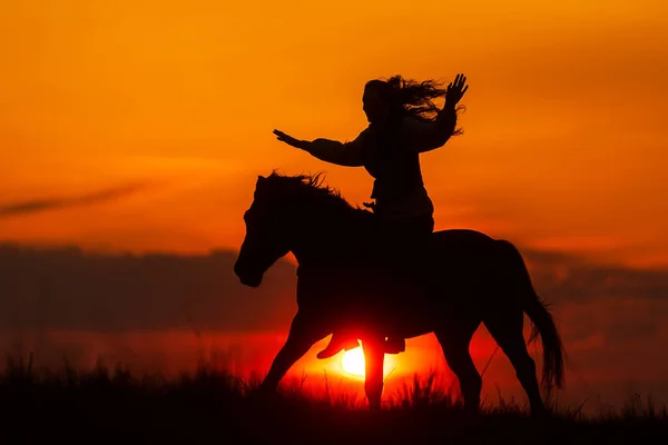 Silhueta Uma Mulher Montando Cavalo — Fotografia de Stock