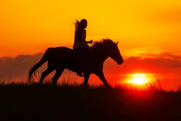 Silhouette Einer Frau Auf Einem Pferd — Stockfoto