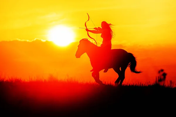 Silhouette Einer Frau Pferd Mit Pfeil Und Bogen Gegen Die — Stockfoto