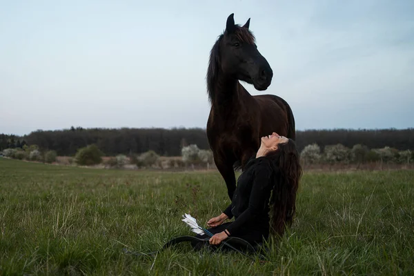 Svart Klädd Kvinna Med Pil Och Båge Sittande Häst — Stockfoto