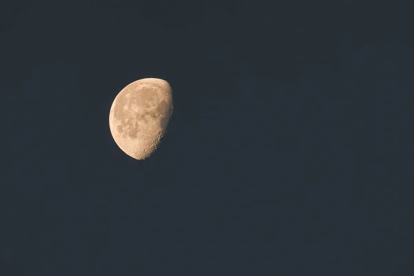 半明半暗的月亮 — 图库照片