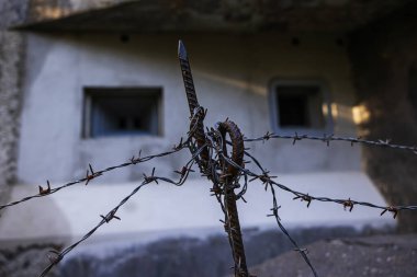 Çekoslovak İkinci Dünya Savaşı tahkimatları sınırda dikenli tellerle çevrili piyadelere karşı arka planda bir boşluk olan makineli tüfek yuvası engeli