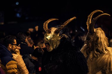 PRAHA, CZECH REPUBLIC, EVROPA - Kasım 19 2023 - Krampus Prag sokaklarında şeytanların geçit törenini gösteriyor