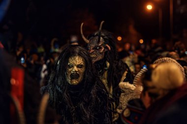 PRAHA, CZECH REPUBLIC, EVROPA - Kasım 19 2023 - Krampus Prag sokaklarında şeytanların geçit törenini gösteriyor