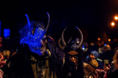 PRAHA, CZECH REPUBLIC, EVROPA - Kasım 19 2023 - Krampus Prag sokaklarında şeytanların geçit törenini gösteriyor