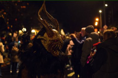PRAHA, CZECH REPUBLIC, EVROPA - Kasım 19 2023 - Krampus Prag sokaklarında şeytanların geçit törenini gösteriyor