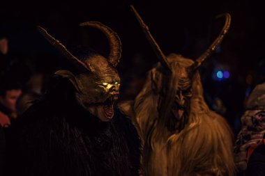 PRAHA, CZECH REPUBLIC, EVROPA - Kasım 19 2023 - Krampus Prag sokaklarında şeytanların geçit törenini gösteriyor