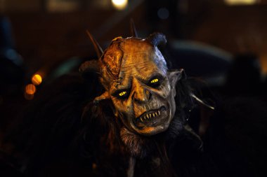 PRAHA, CZECH REPUBLIC, EVROPA - Kasım 19 2023 - Krampus Prag sokaklarında şeytanların geçit törenini gösteriyor