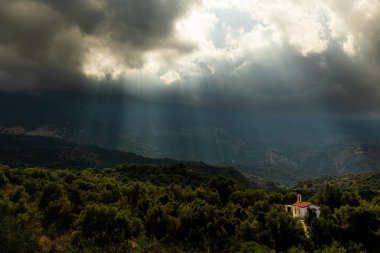 Alikampos, kilise fırtına bulutlarından gelen ışıkla aydınlandı.