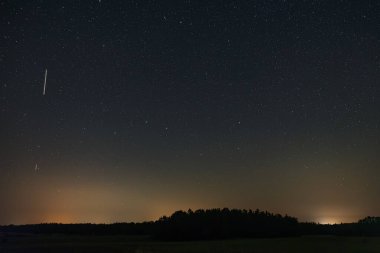 Batı gecesi gökyüzü yıldızlarla dolu.