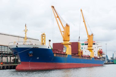 Kargo gemisi limanda yükleme yapıyor.