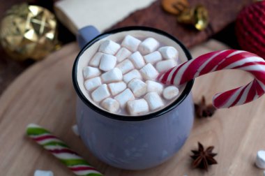 Yeni yıl ve Noel kartı, üzerinde marşmelov olan kakao, ahşap bir arka planda. Noel süslemeli Noel içkisi