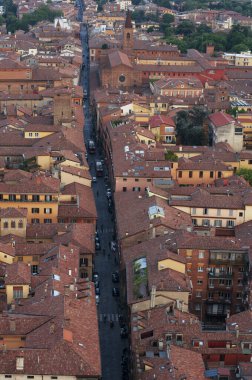 Bolonya 'nın kırmızı çatılarının panoramik manzarası. Bologna sokaklarında kestirme yol