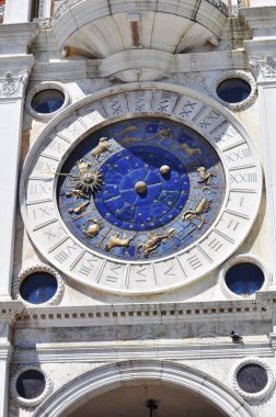 Venedik astrolojik saati. Beyaz bir kulede mavi ve altın saat