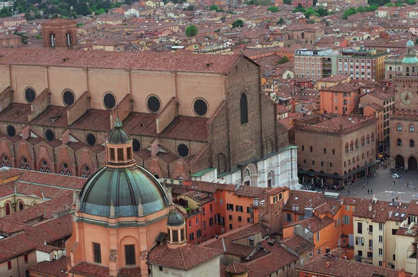 从博洛尼亚的Asineli塔俯瞰圣彼得大教堂的全景 博洛尼亚的红色屋顶景观 — 图库照片#