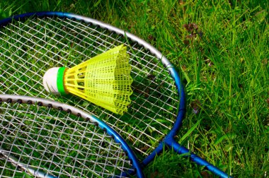 Yeşil çimlerin üzerinde fırfırlı Badminton raketleri