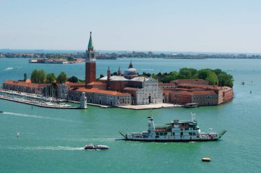 Saint Mark 's Campanile' den Venedik 'in panoramik manzarası. Venedik şehri deniz kenarında. Venedik 'teki ada
