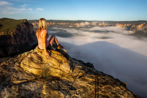Womah Excursionista Descansando Una Roca Con Vistas Valles Llenos Niebla — Foto de Stock