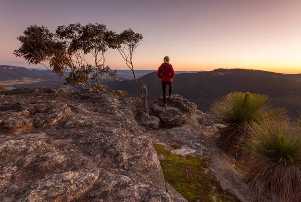 Mujer Pie Cornisa Rocosa Montaña Atardecer Las Montañas Azules Australia — Foto de Stock