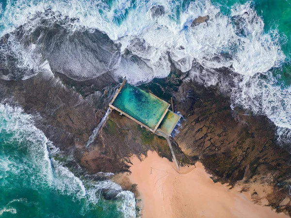 Přílivový Bazén Postavený Skalním Šelfu Obklopeném Oceánem Vlnami Vytékajícími Tří — Stock fotografie