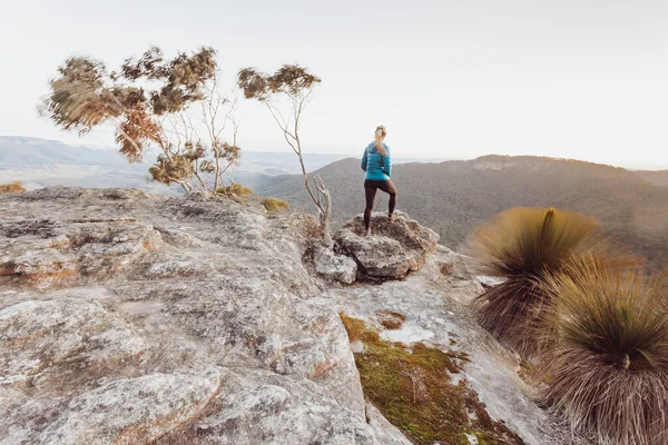 Kobieta Turysta Stojący Krawędzi Urwiska Widokiem Wysokich Klifów Doliny Poniżej — Zdjęcie stockowe