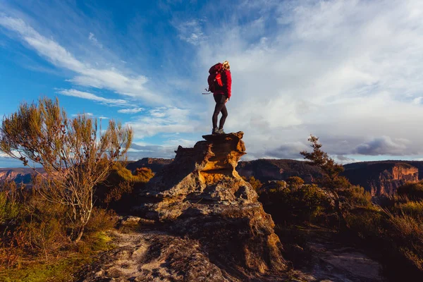Kobieta Turysta Stojący Szczycie Przepaści Skalnej Pięknym Widokiem Większe Skały — Zdjęcie stockowe
