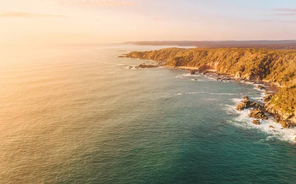 日の出の空とオーストラリアの海岸線の空中風景 ロイヤリティフリーのストック画像
