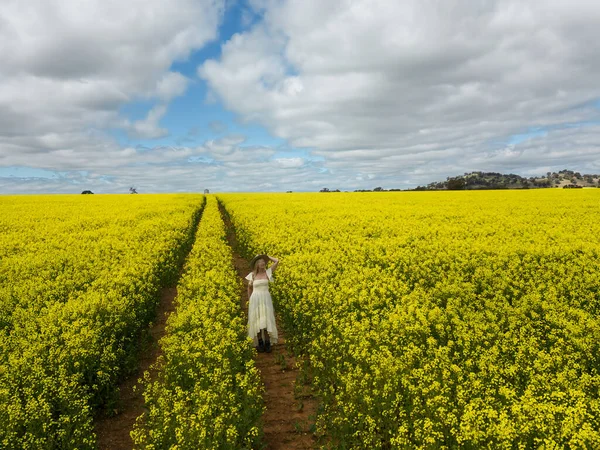 Uma Mulher Caminha Por Campo Flores Amarelas Canola Austrália Rural — Fotografia de Stock