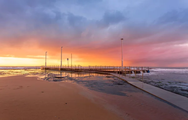 Wschód Słońca Burza Chmury Nad Mona Vale Ocean Pływów Basenu — Zdjęcie stockowe