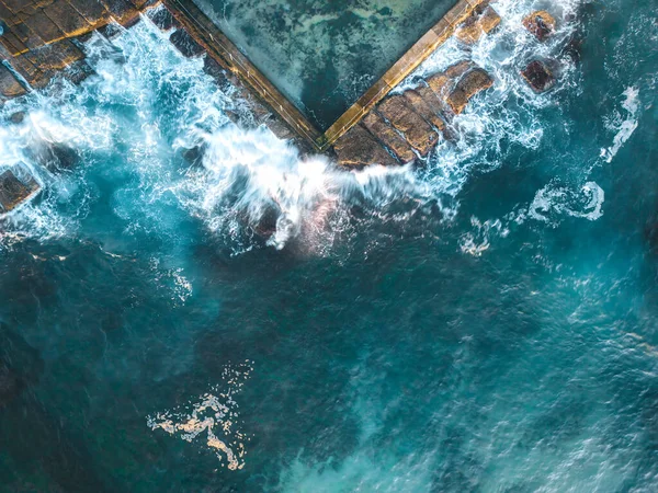 Oceánské Vlny Šplouchají Skály Přílivového Jezírka Postaveného Konci Pláže Letecký — Stock fotografie
