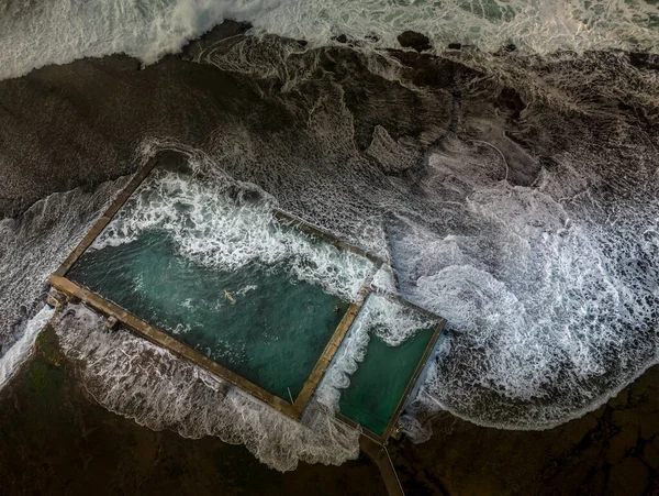 Přílivové Vlny Zřítí Přes Skály Mořského Skalního Jezírka Vytvářejí Vzory — Stock fotografie