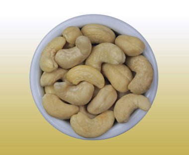Beyaz arka planda kaju fıstığı.
