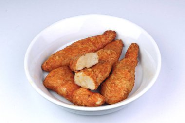 Tavuk göğsü beyaz tabakta kızardı.