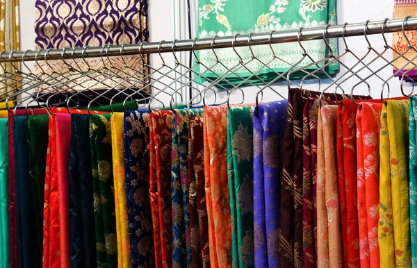 View Indian Woman Traditional Dress Sarees Display Hangers Shop — Zdjęcie stockowe