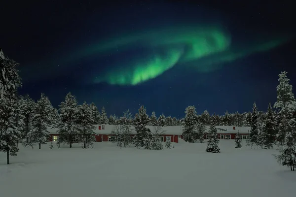 Ein Großes Polarlicht Einer Stadt Mit Einem Haus Finnland lizenzfreie Stockbilder