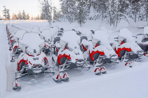 Saariselka Fins Lapland雪地车停车场 图库照片
