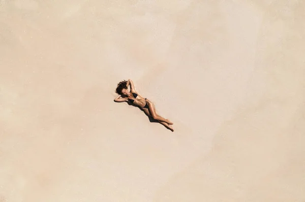 Вид Зверху Повітряного Безпілотника Жінку Купальнику Який Розслабляється Засмагає Пляжі — стокове фото