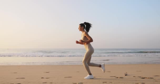 Biegnąca Kobieta Biegaczka Podczas Treningu Świeżym Powietrzu Plaży Piękny Model — Wideo stockowe