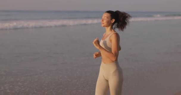 Rennende Vrouw Vrouwelijke Hardloper Joggen Tijdens Outdoor Workout Met Oortjes — Stockvideo