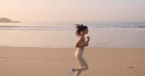 Futó Női Futó Kocogás Közben Szabadtéri Edzés Strandon Gyönyörű Fitnesz — Stock videók