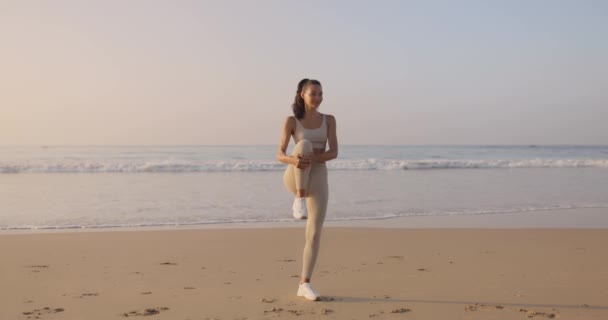 Güzel Formda Spor Elbiseli Genç Bir Kadın Sabah Koşudan Önce — Stok video