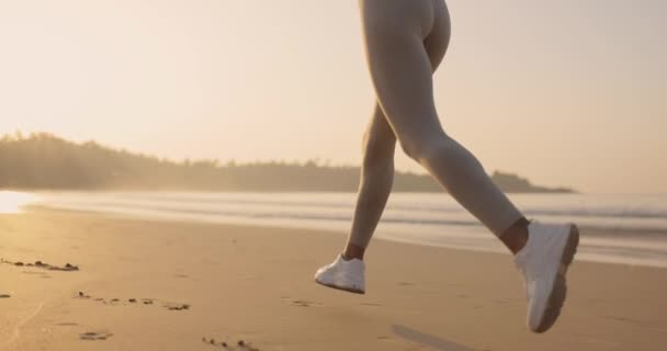 Biegnąca Kobieta Młoda Dorosła Biegaczka Słuchawkami Biegająca Podczas Treningu Plaży — Wideo stockowe