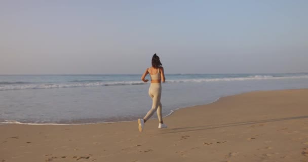 Біжить Жінка Молода Доросла Жінка Біжить Під Час Тренування Відкритому — стокове відео