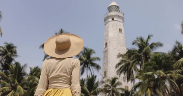 Back View Romantic Woman Traveler Dress Straw Hat Visiting Famous — Stock video