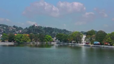 Kandy Gölü 'nün Skyline hava aracı görüntüsü, Sri Lanka' daki Kandy şehrinin kalbinde çarpıcı bir yer. Ünlü tarihi eser ve ülkenin din başkenti. Yüksek kalite 4k görüntü görüntüleme